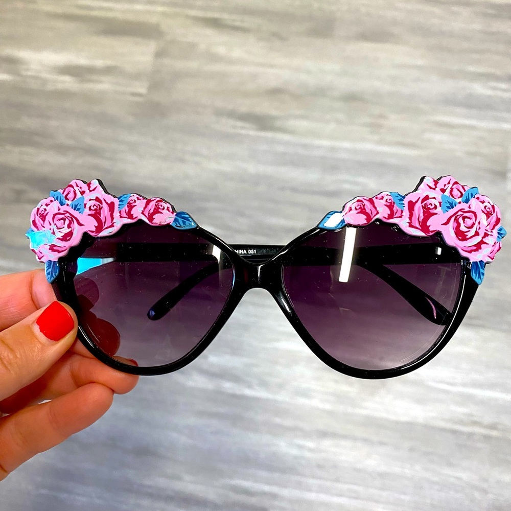 Cute brand new (never worn) sunglasses. Perfect for the beach or the pool.
